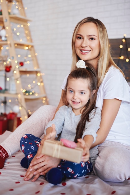 Retrato de madre e hija en Navidad