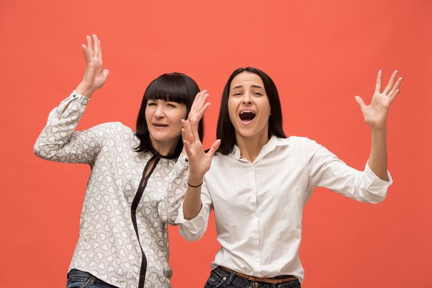 Un retrato de una madre e hija sorprendidas