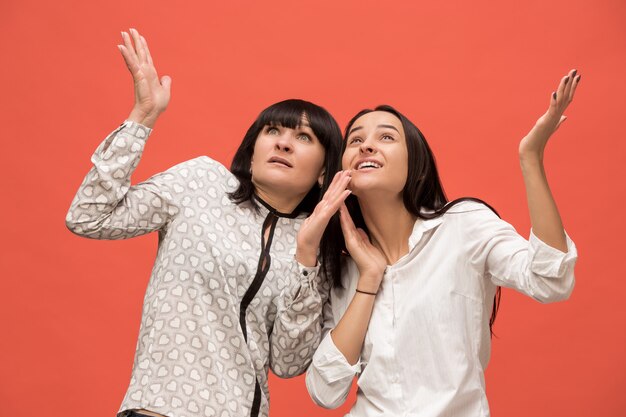 Un retrato de una madre e hija sorprendidas