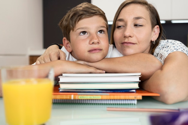 Foto gratuita retrato de madre e hijo juntos