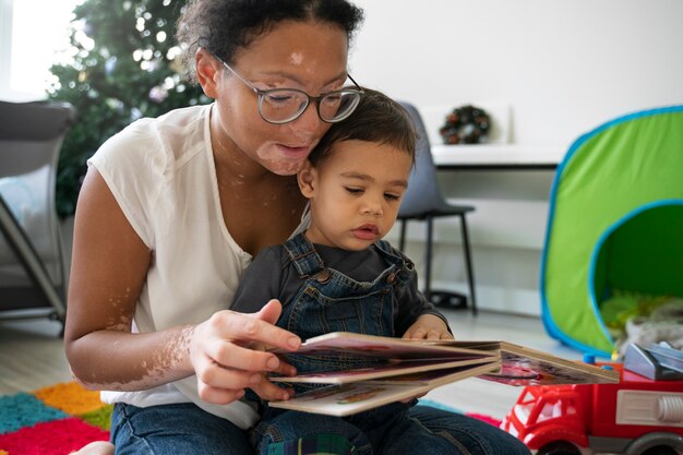 Retrato de madre e hijo leyendo juntos