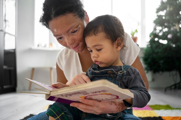 Retrato de madre e hijo leyendo juntos