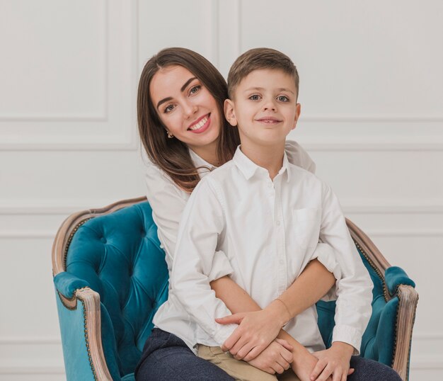 Retrato de madre e hijo posando