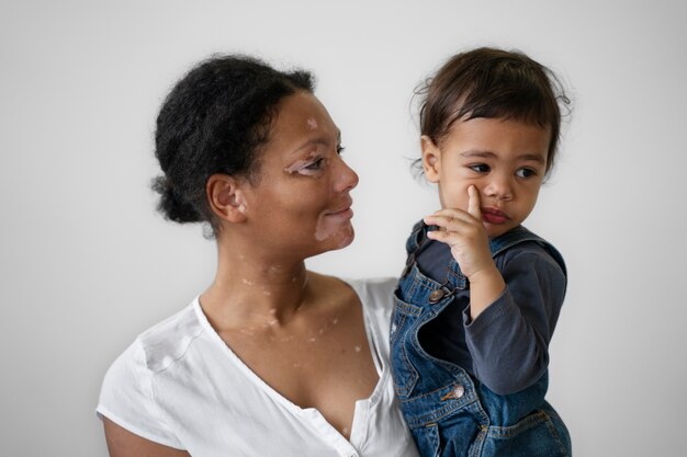 Retrato de madre e hijo teniendo momentos tiernos