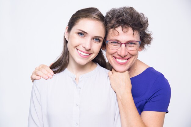 Retrato de la madre feliz altos y una hija adulta