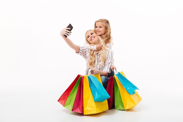 Retrato de una madre feliz y su pequeña hija