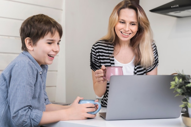 Foto gratuita retrato de madre feliz de trabajar desde casa