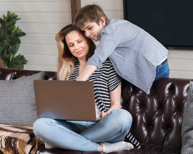 Foto gratuita retrato de madre feliz de trabajar con su hijo