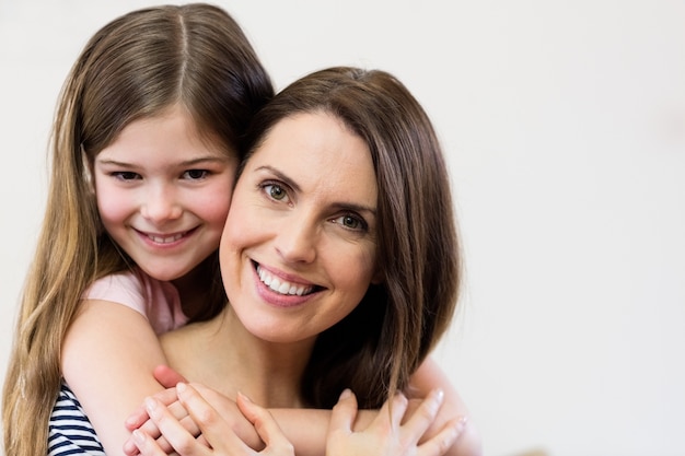 Retrato de la madre y la hija que se abrazan