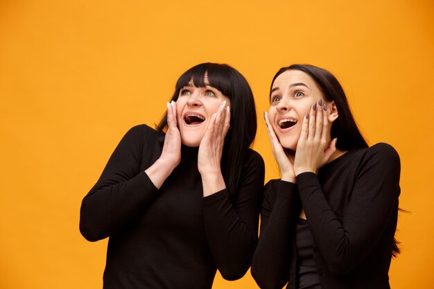 Un retrato de una madre y una hija sorprendidas