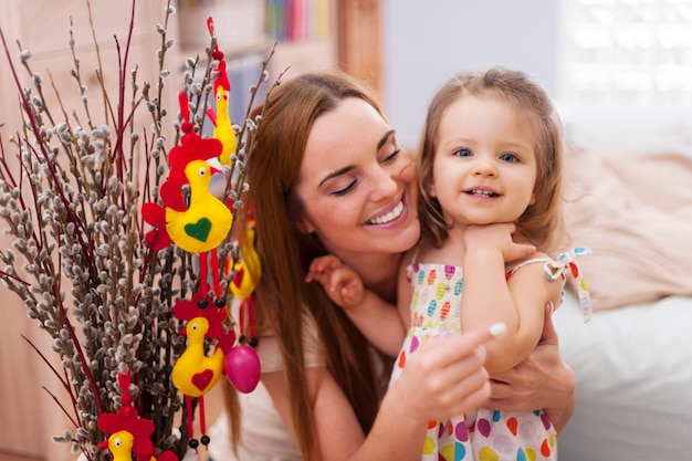 Foto gratuita retrato de madre con hija en tiempo de pascua