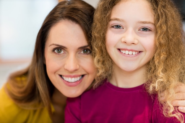 Foto gratuita retrato de la madre y la hija