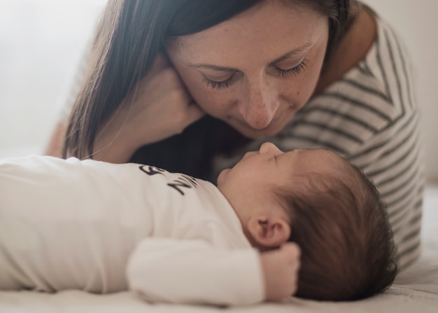 Foto gratuita retrato de madre mirando a su hijo