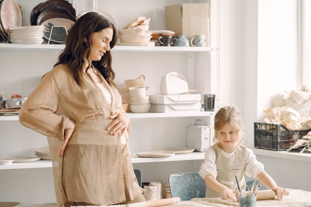 Retrato de madre y niña formando arcilla juntos