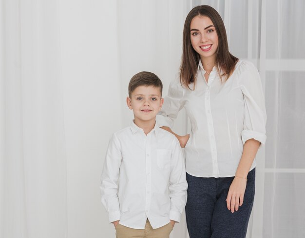 Retrato de madre orgullosa de su hijo