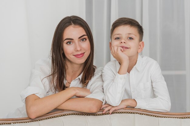 Retrato de madre orgullosa de su hijo