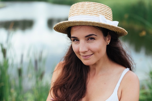 Foto gratuita retrato de madre sonriente junto al lago