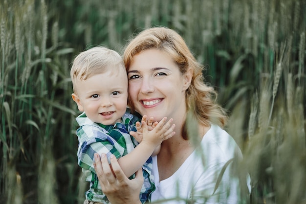 Retrato de madre con su hijo entre el campo de trigo