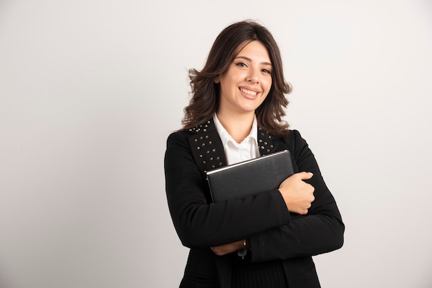 Retrato de maestra en blanco.