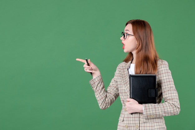 Retrato de maestra con bloc de notas en verde