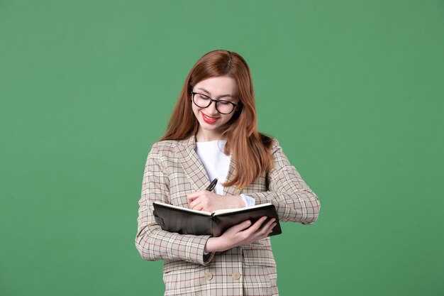 Retrato de maestra con bloc de notas en verde