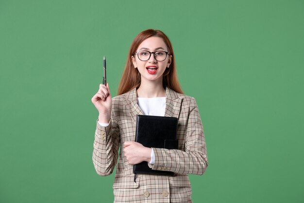 Retrato de maestra en traje en verde