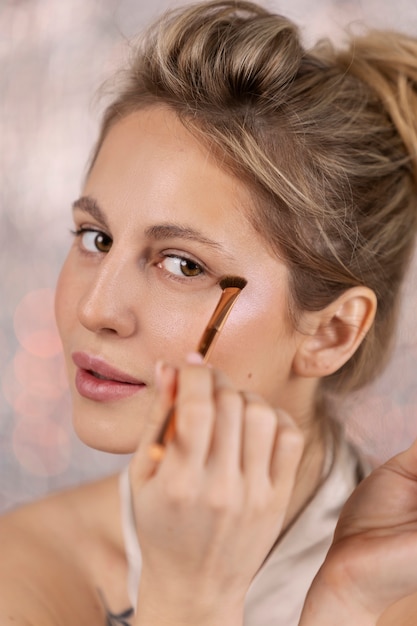 Retrato de maquillador aplicando productos