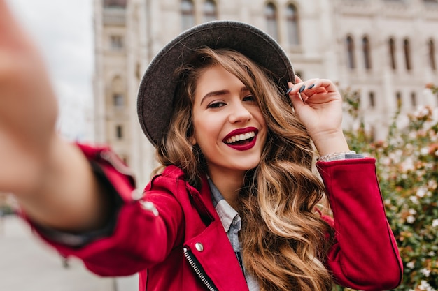 Retrato de maravillosa modelo de mujer blanca con maquillaje brillante que expresa energía en buenos días en Europa