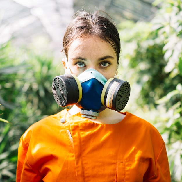 Foto gratuita retrato de una máscara de contaminación vistiendo de jardinero mujer