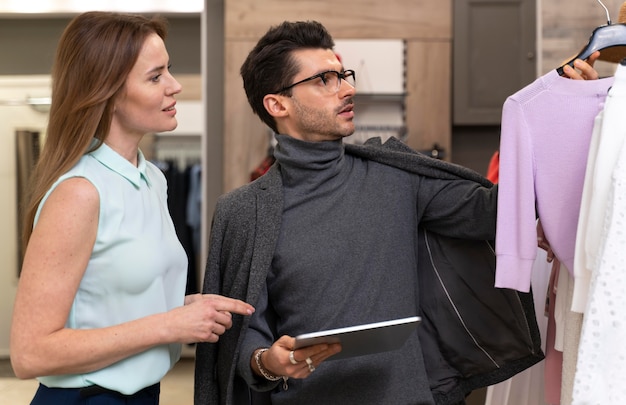 Retrato masculino personal shopper trabajando