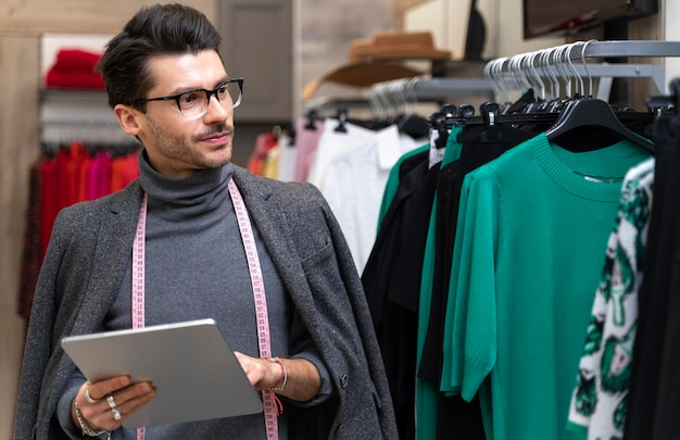 Retrato masculino personal shopper trabajando