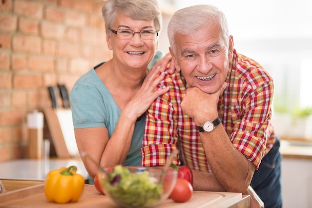 Retrato de matrimonio alegre en la cocina doméstica