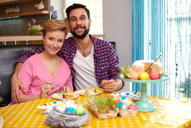 Retrato de matrimonio alegre en la cocina