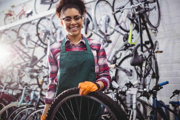 Foto gratuita retrato de mecánico sonriente