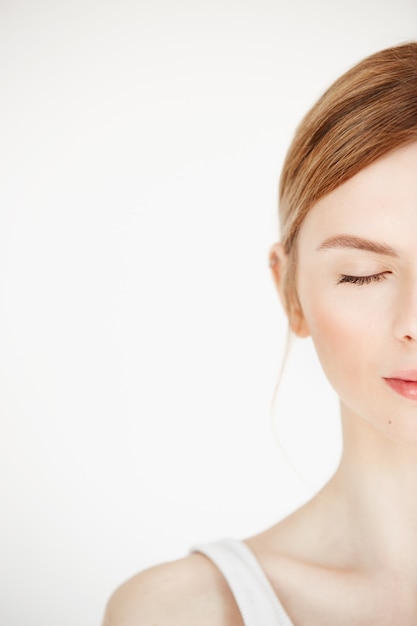 Retrato de media cara de joven hermosa piel limpia y fresca. Ojos cerrados. Estilo de vida de belleza y salud.