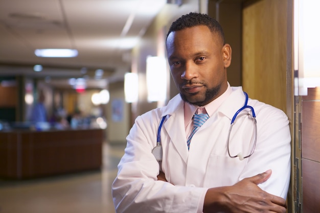 Retrato de un médico afroamericano en un hospital