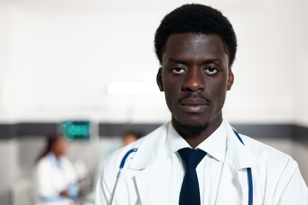 Retrato de médico afroamericano mirando a la cámara
