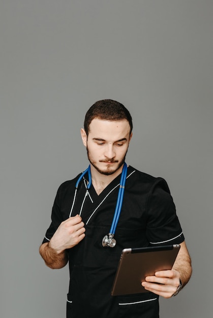 Retrato de un médico amistoso aislado en gris