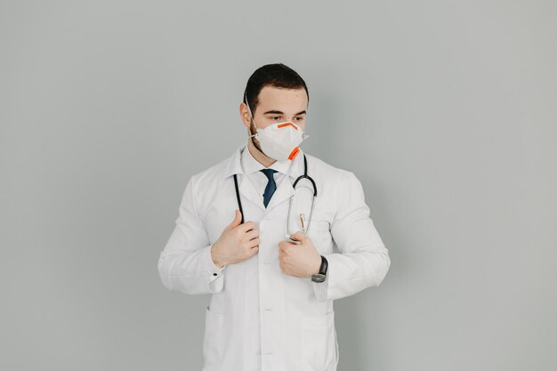 Retrato de un médico amistoso aislado en gris