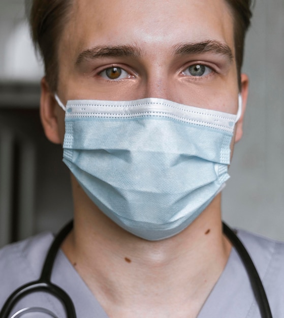 Retrato de médico con estetoscopio y máscara médica