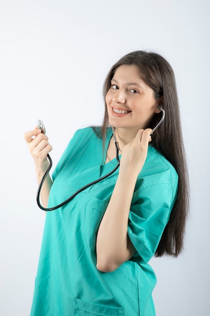 Retrato de un médico joven con estetoscopio en uniforme.