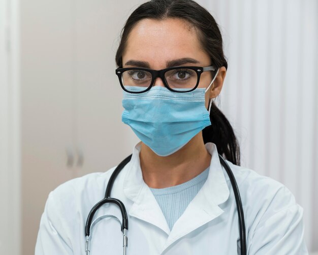 Retrato de médico con máscaras médicas