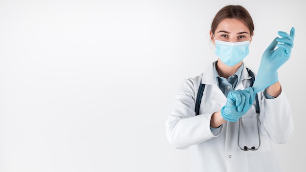 Retrato de médico con mascarilla con espacio de copia