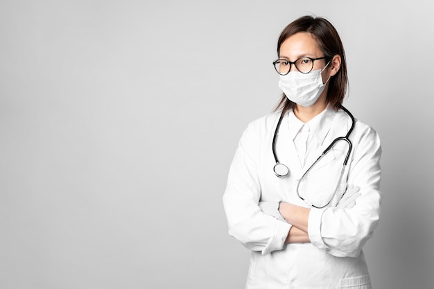 Retrato de médico con mascarilla quirúrgica y estetoscopio