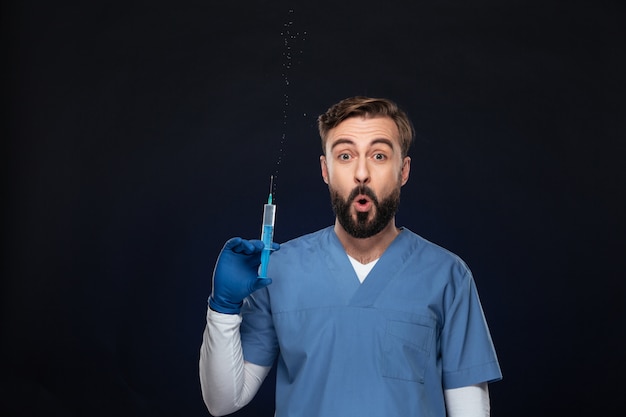 Retrato de un médico masculino divertido vestido con uniforme