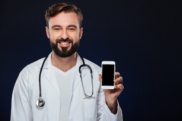 Retrato de un médico masculino feliz vestida con uniforme