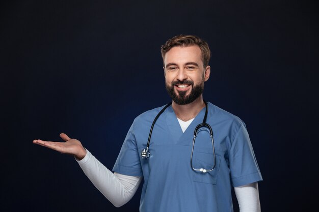 Retrato de un médico masculino feliz vestida con uniforme