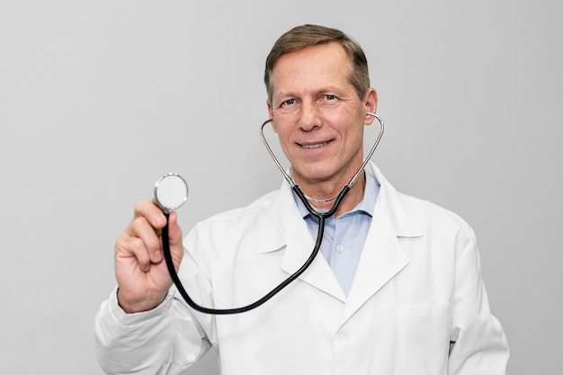 Retrato, médico masculino, en, hospital