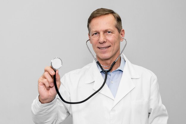 Retrato, médico masculino, en, hospital