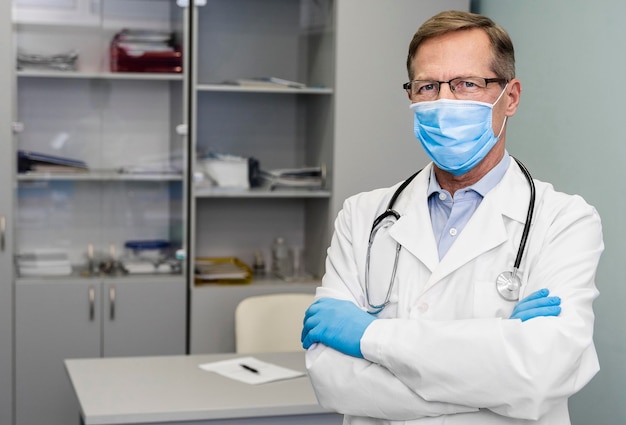 Retrato, médico masculino, en, hospital